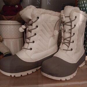 Cozy Women's Heeled Boots - White and Gray